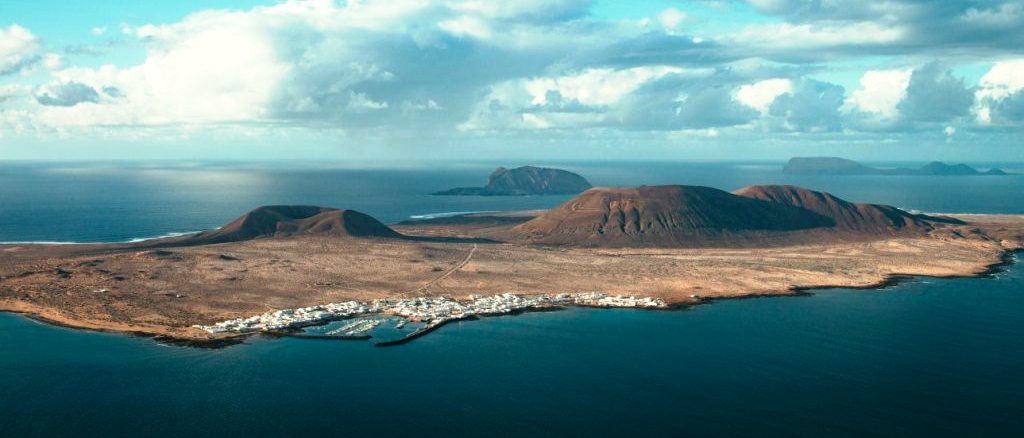 Lanzarote 🌋 in £30s-£70s & €60s-€80s rtn 